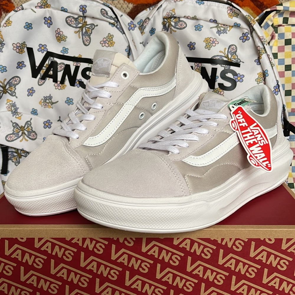 Vans Men’s Old Skool Over
Light Grey/White
VN0A7Q5ELGX
Platforms Sneakers - Picture 5 of 16